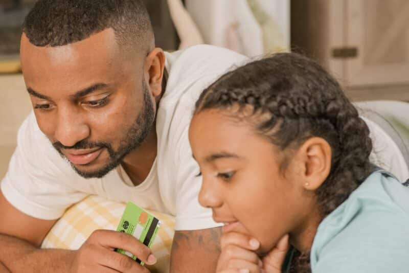 Cartão adicional para filhos e dependentes: liberdade com controle ou porta para o descontrole?