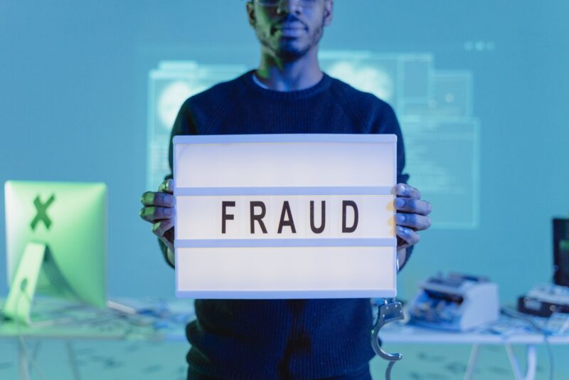 Golpes com cartão de crédito: as 6 fraudes mais comuns no Brasil e como blindar seu dinheiro