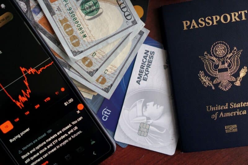 Cartão de crédito em viagens internacionais: IOF, spread e as estratégias para gastar menos lá fora