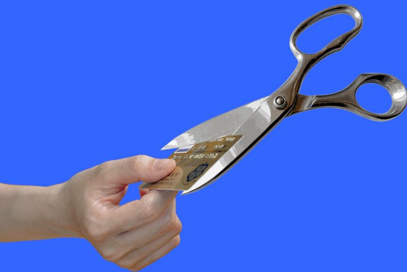 Rotativo do cartão de crédito: por que essa é a dívida mais cara do Brasil e como sair dela