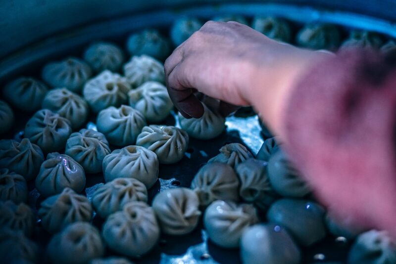 Marmitas e congelamento estratégico: como a cozinha de domingo financia a semana inteira